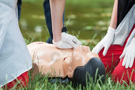 溺水急救心肺复苏培训图片素材