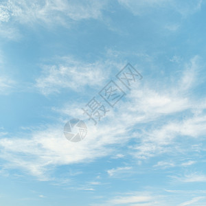 浅蓝天空背景的云层图片