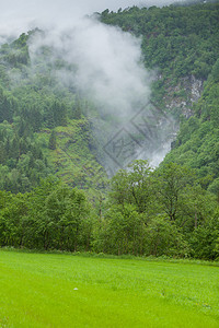 挪威远足区夏季风景优美的山地观由雾的雨天形成挪威雾的山地景观图片