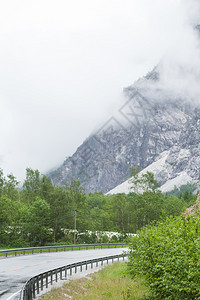 穿过挪威山的通路雾雨日美丽的绿色夏季风景旅行和游图片