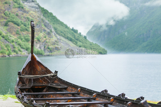 诺维坚自然的海岸上老木制维京船雾的一天山和fjordSognefjord旅游和概念挪威自然的老木制维京船图片