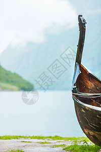 诺维坚自然的海岸上老木制维京船雾的一天山和fjordSognefjord旅游和概念挪威自然的老木制维京船图片