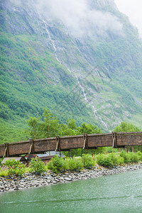 挪威古德万根大桥视图旅游度假和行山地景观和fjordSognefjord米丝蒂雾日图片