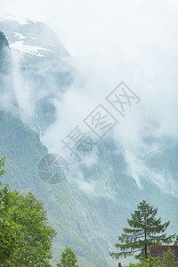 挪威远足区夏季风景优美的山地观由雾的雨天形成挪威雾的山地景观图片