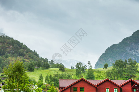 山谷里的木屋绿色夏季山雾在背景佛吉雨天挪威图片