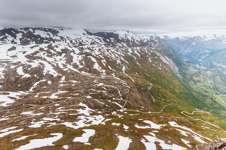 旅游假期和行DalsnibbaPlateau对Geirangerfjord和山地风景沿路绕过丘的极佳观点挪威斯堪的纳维亚图片