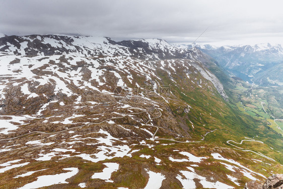 旅游假期和行DalsnibbaPlateau对Geirangerfjord和山地风景沿路绕过丘的极佳观点挪威斯堪的纳维亚图片