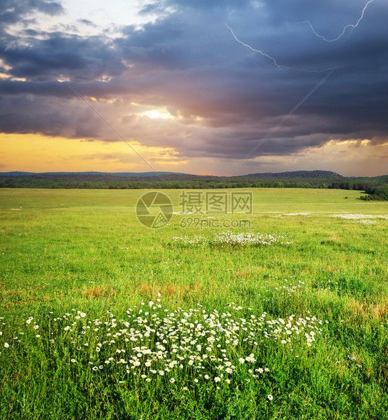 山上的草地雨云和闪电大自然的构成图片