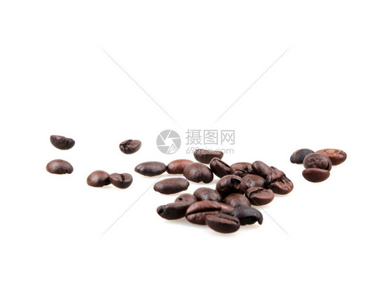 白色背景孤立的烤咖啡豆图片