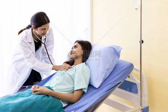 亚洲医生在院病房对人进行例健康检查图片
