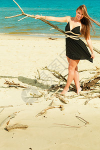 夏天户外的女人 海滩上穿黑衣服的年轻性模特图片