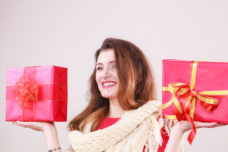 拥有两个礼物的女人带着丝盒的年轻快乐女孩圣诞节塔庆祝活动放松休闲时尚概念图片