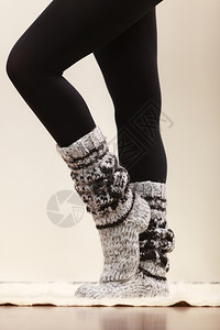 冬季时穿冬服装的妇女双腿羊毛暖和袜子黑色紧身裤穿羊毛袜子和黑色紧身裤的妇女双腿图片
