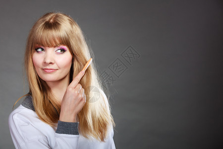 时装美容和理发概念金女郎用木梳子灰色背景头发图片