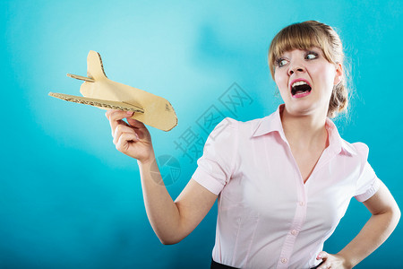 商业妇女手持纸飞机背景图片