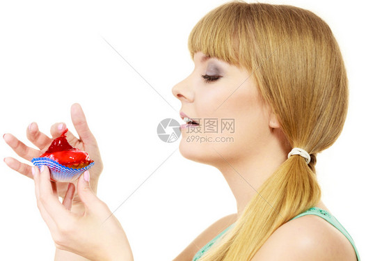 女人拿着蛋糕手拿着不健康的食物点心面包甜吃着幸福和人的概念侧观女人拿着蛋糕草莓图片