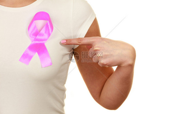 保健医药和乳腺癌认识概念在妇女胸腔上贴粉红色癌症丝带在妇女胸腔上贴粉红色癌症丝带图片