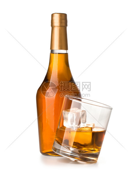 威士忌瓶玻璃杯隔白有剪切路径图片