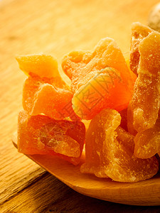 热干燥结晶的姜子和木制桌上的新鲜根子健康的食物恶心寒冷的家庭治疗方法背景图片