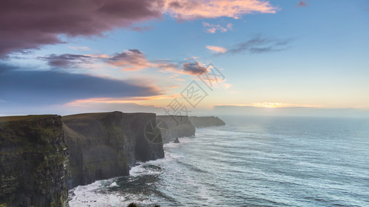 莫赫日落时著名的悬崖在克拉尔爱兰公司欧洲美丽的景色是自然吸引的景色图片