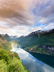 挪威斯堪的纳维亚从Flydalsjuvet的角度看Geirangerfjorden的美丽景象从Flydasjuvet的角度看挪威图片