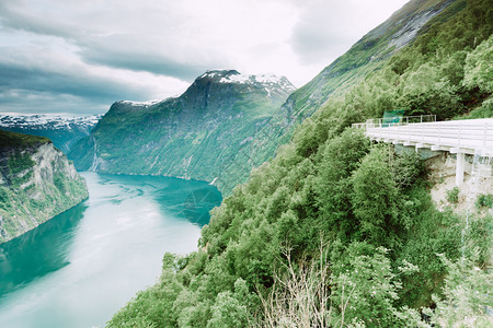 挪威斯堪的纳维亚从Flydalsjuvet的角度看Geirangerfjorden的美丽景象从Flydasjuvet的角度看挪威图片