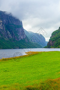 斯堪的纳维亚挪威达兰地区暴云和峡湾的山地景观图片