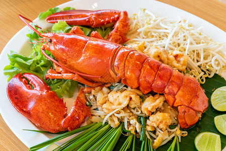 龙虾面炒泰国米加满龙虾和肉图片