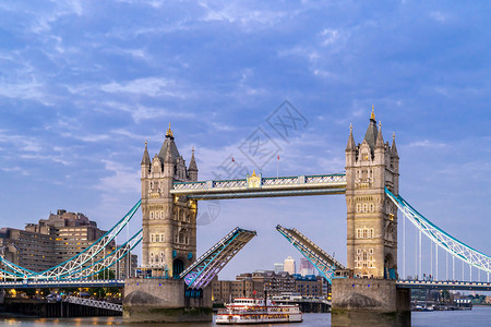 伦敦塔桥在日落黄昏升起在英国伦敦日落图片