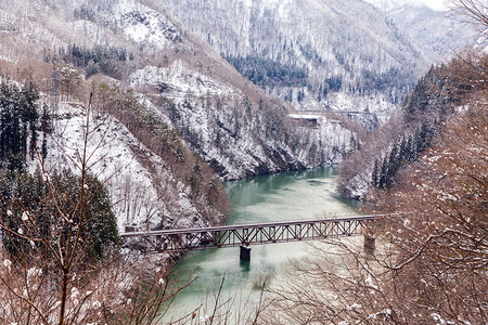 冬季风雪桥上的火车图片