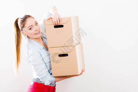 妇女搬进装箱的公寓年轻女孩在新公寓的家里拆行李妇女搬进公寓箱子图片