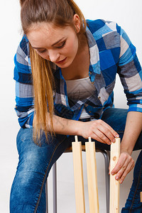 女组装木材家具DIY爱好者年轻女孩做家庭改良DIY图片