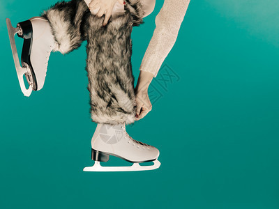 穿滑雪鞋的女子双腿穿滑雪鞋冰图片