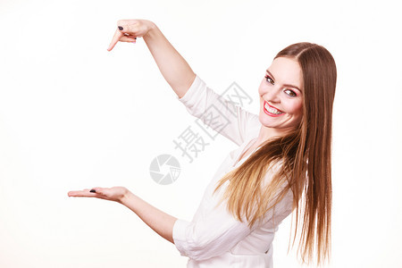 妇女展示长头发的时装女孩持有空手掌上复制产品空间美容时尚广告概念工作室在白色背景上拍摄妇女拥有空手工复制产品间图片