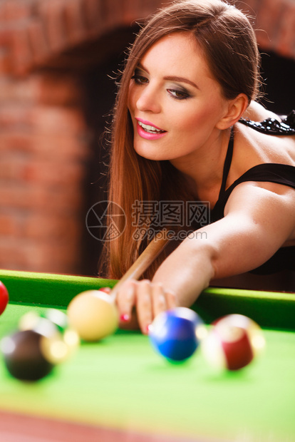 竞争概念年轻女孩玩台球美丽的时髦女人玩娱乐年轻时髦女孩玩台球图片