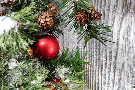 紧贴圣诞红球装饰品在生锈的木头上图片