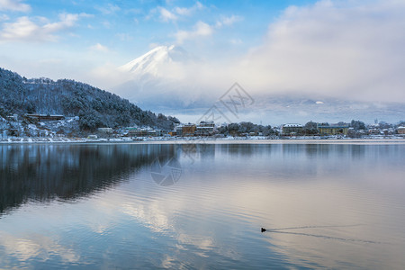 藤山和川口湖冬季有晨雾图片