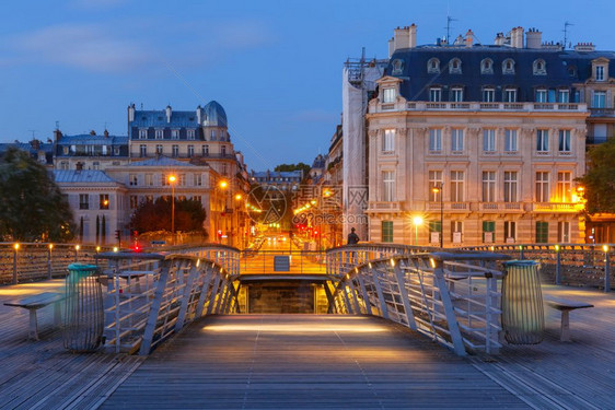 塞纳河上的脚桥路过利奥波德塞达尔桑戈称为索尔费里诺或用爱之锁的索尔费里诺教皇法国巴黎图片