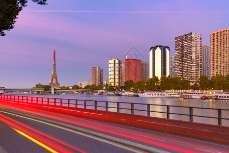 Eiffel塔Grenelle和Seine河在日落时与Eiffel塔Grenelle和Seine河的巴黎城市景象法国巴黎Eiff图片