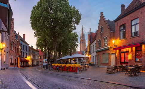 比利时布鲁日中世纪童话时代老城华府广场晚上老城布鲁日图片
