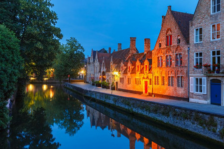比利时布鲁日格罗内雷伊中世纪旧城和绿色运河的景象夜城市间绿色运河布鲁日比利时图片