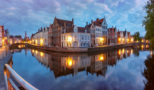 在比利时布鲁日夜里在比利时布鲁日夜里有一个中世纪童话城Spiegelrei和Langerei运河比利时布鲁日夜里Bruges老城图片