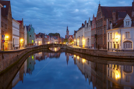 在比利时布鲁日夜里在比利时布鲁日夜里有一个中世纪童话城和Spiegelrei运河的景象城市在布鲁日夜里老城图片