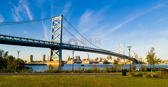 蓝天飞越本杰明富兰克林大桥进入费城宾夕法尼亚市中心图片