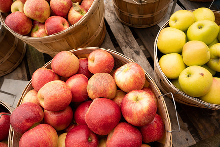 Freah食品在市场上一个灌木篮里生产苹果图片
