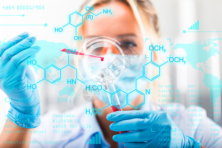 年轻有吸引力的女科学家在实验室进行研究与化学配方和地面研究数据具有未来科学空气接口图片