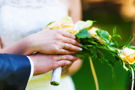 已婚夫妇新娘和郎手上带有选择焦点效果的金婚环戒指宏观点图片
