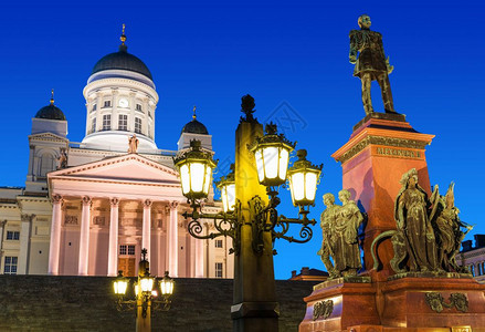 芬兰首都著名的里程碑参议院广场的景色之夏夜路德教堂和俄罗斯皇帝亚历山大二世纪念碑图片