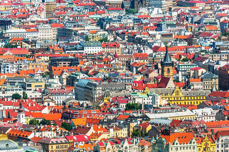 对捷克布拉格老城无尽建筑的景色夏季空中观察图片