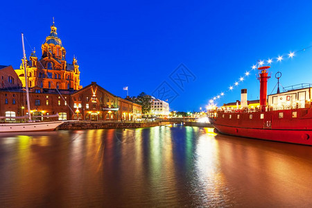 芬兰乌斯本斯基东正教堂码头建筑的夜景图片